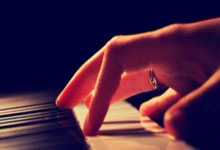 B费：我收藏了很多球员的球衣，如C罗和梅西，伊涅斯塔的最棒.